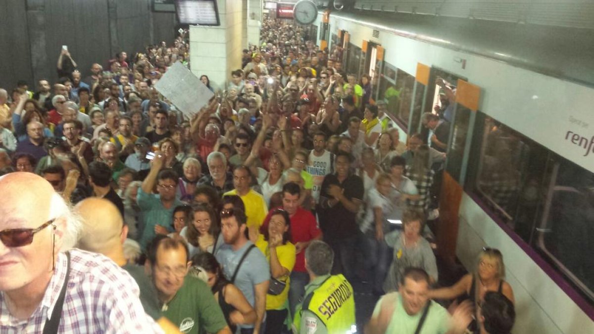 Més de 200 persones acomiaden Nuet i Simó abans de viatjar a Madrid per declarar