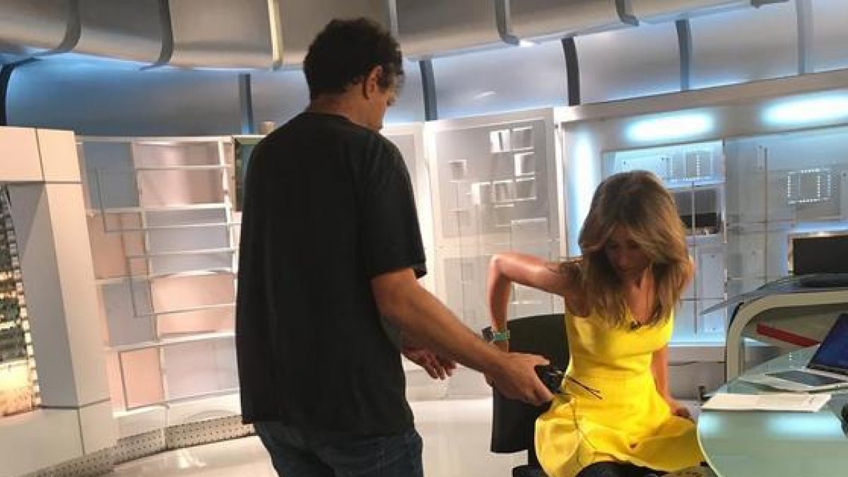 Isabel Jiménez pillada en el plató.