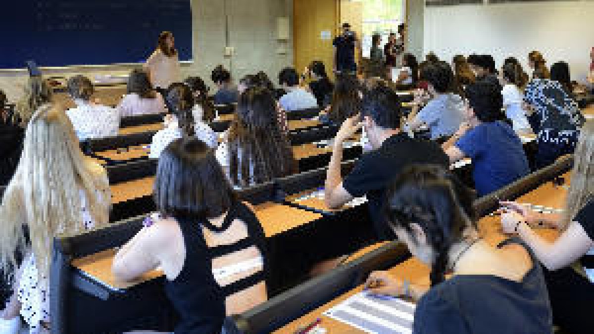 Els estudiants diuen que pujar la nota al 6,5 per accedir a beques per la Universitat representa un 
