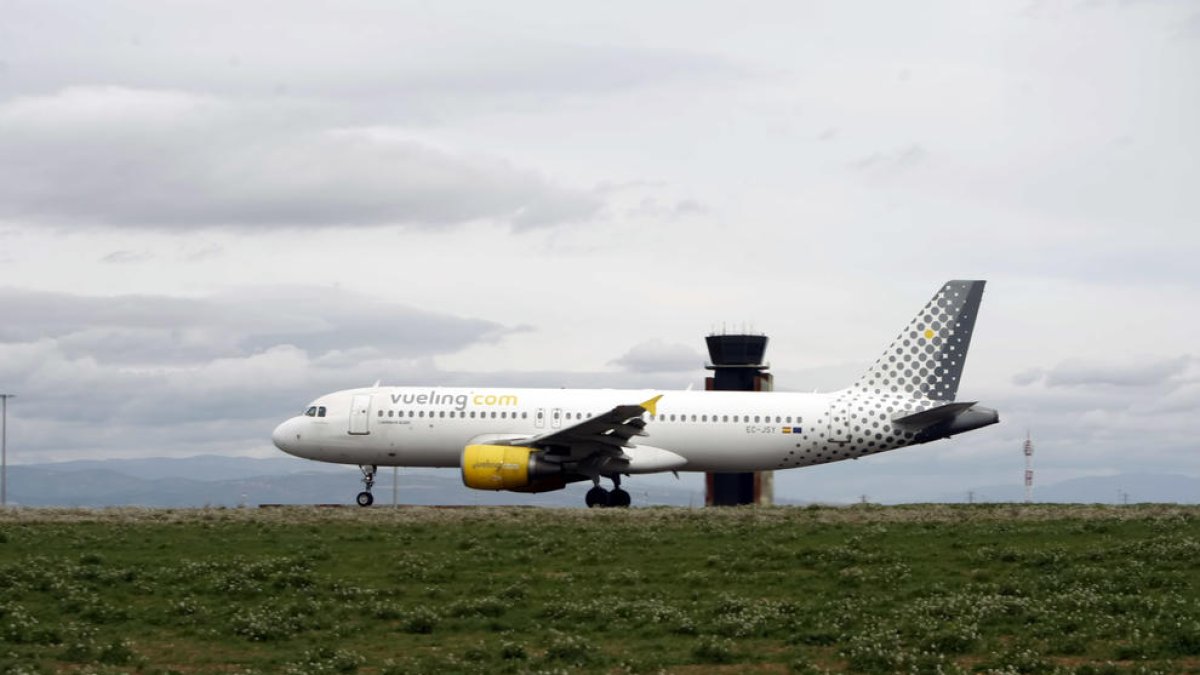 Enlairament de l’avió de Vueling ahir a la pista d’Alguaire, amb la terminal al fons.