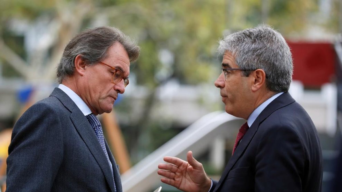 Mas, líders del PDeCAT, ERC i Podem acompanyen els citats cridant