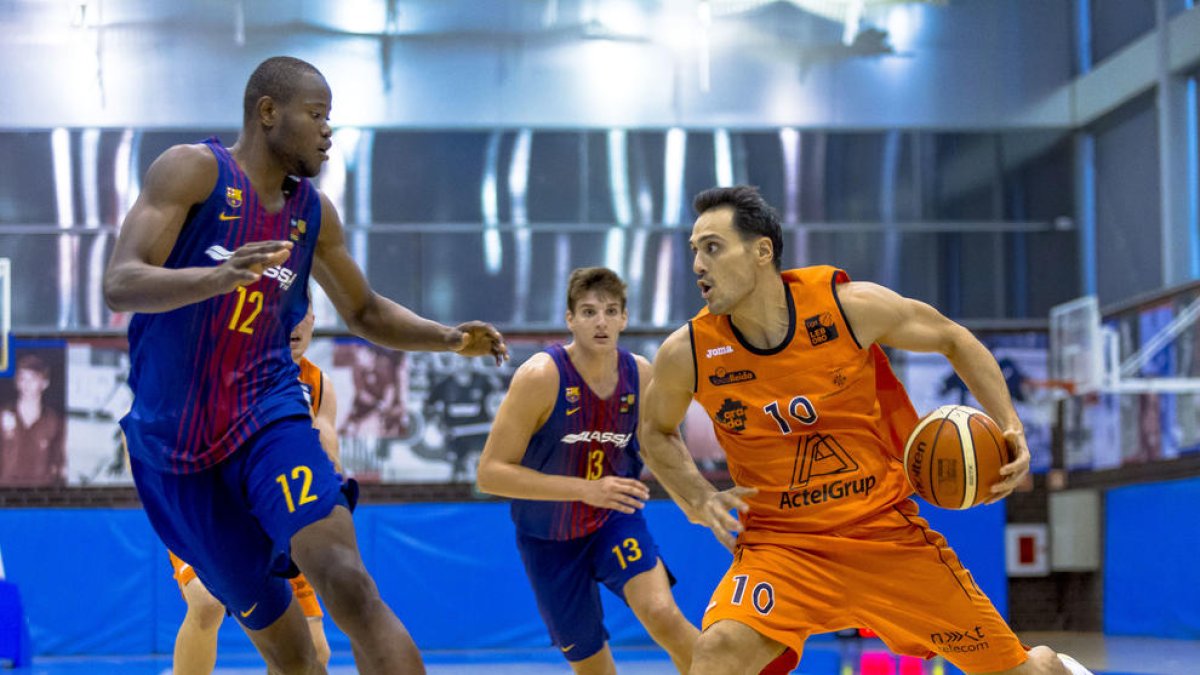 Miki Feliu finta davant de la presència del senegalès Atoumane Diagné, que va jugar divendres amb el primer equip del Barça però que ahir no va brillar.