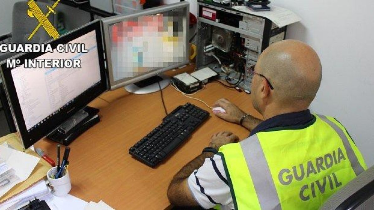 Un agente de la Guardia Civil durante un operativo.