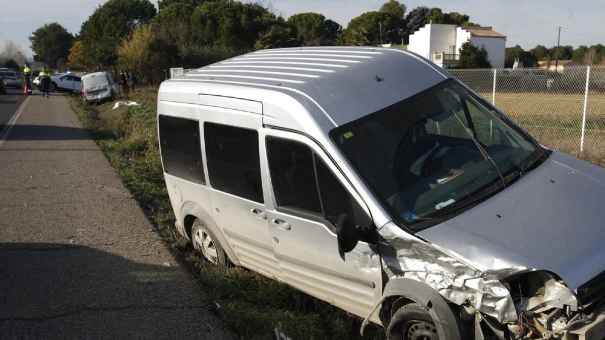 Tres vehicles van xocar a la sortida de Lleida cap a Alpicat.