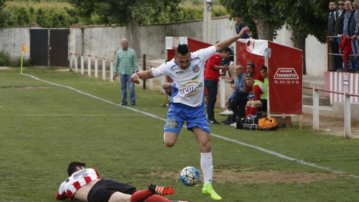 Un jugador de l’Aitona s’eleva per sobre d’un contrari en una de les jugades del partit d’ahir.