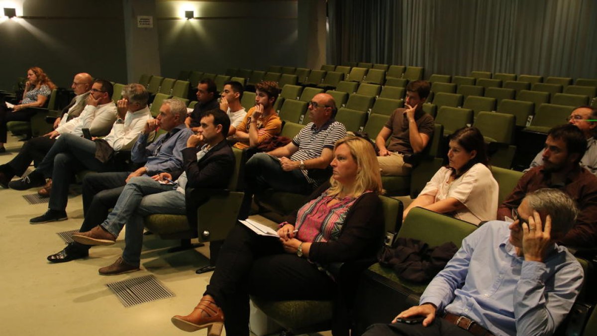 El públic assistent a les jornades sobre agricultura intensiva.