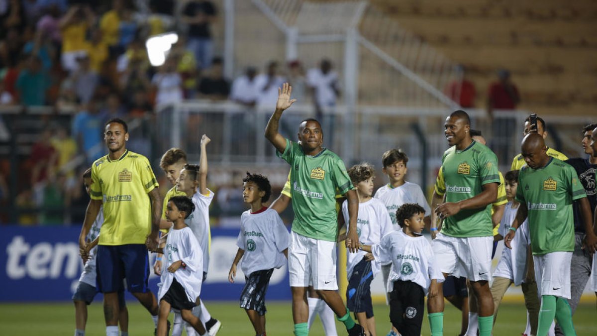 Neymar disputó un partido benéfico en Brasil junto a otros futbolistas como Robinho.
