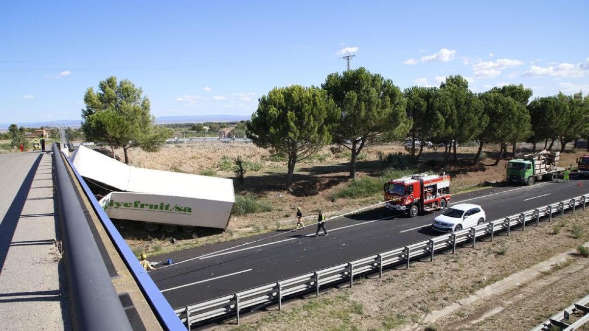 El accidente sin más consecuencias de este camión provocó un caos de 3 horas en la N-230.