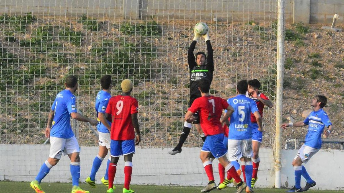 Keita, de espaldas con el dorsal 9, el día del partido entre el At. Saguntino y el Lleida.