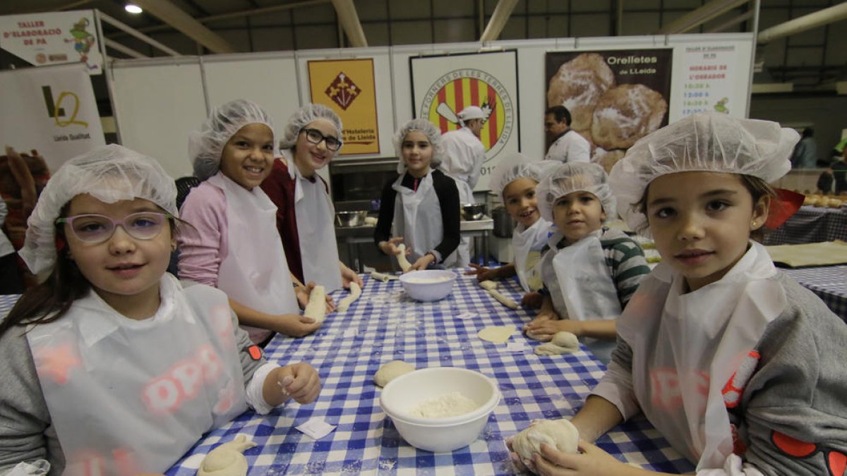 Un taller per aprendre a fer pa, tot un clàssic del Cucalòcum que sempre té èxit de participació amb el Gremi de Forners.
