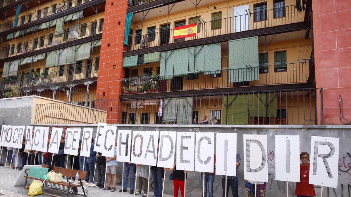Acto por la unidad de España ayer en la plaza Paeria.