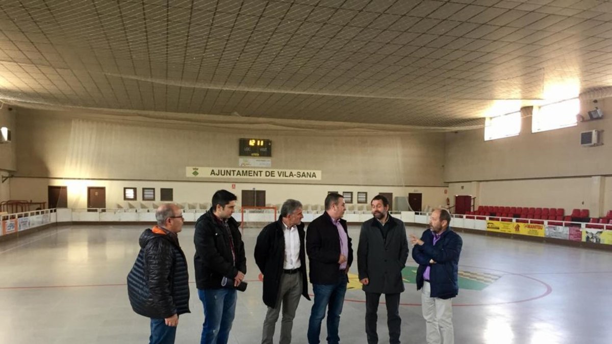 Federació i responsables de l’ajuntament i del club CP Vila-sana van visitar el pavelló.