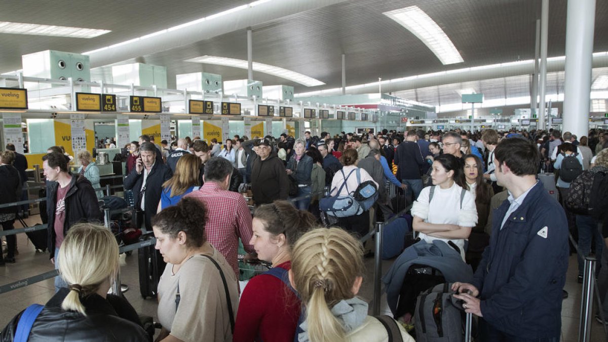 El colapo de pasajeros ayer en el aeropuerto de El Prat.