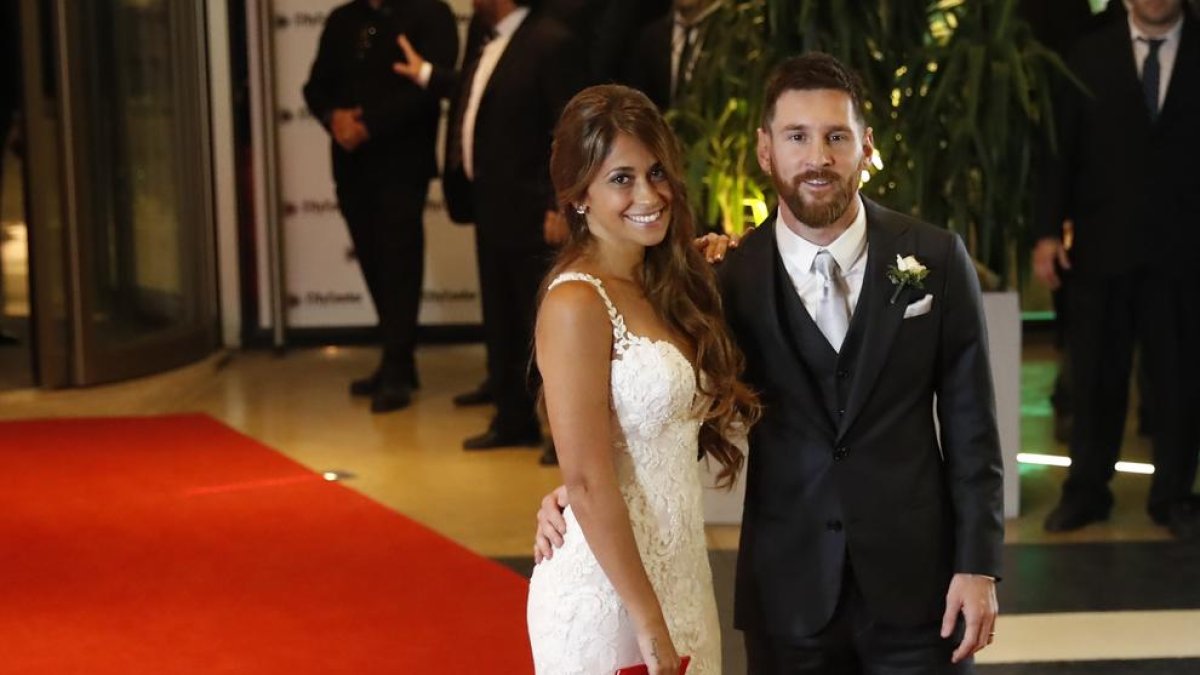 La pareja de novios posó en la alfombra roja, como en una gala al estilo de Hollywood.