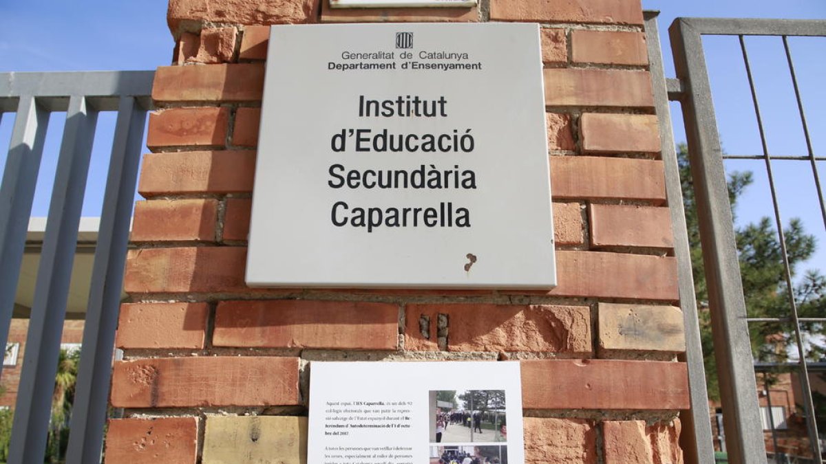 Uno de los carteles, ayer en el instituto Caparrella.