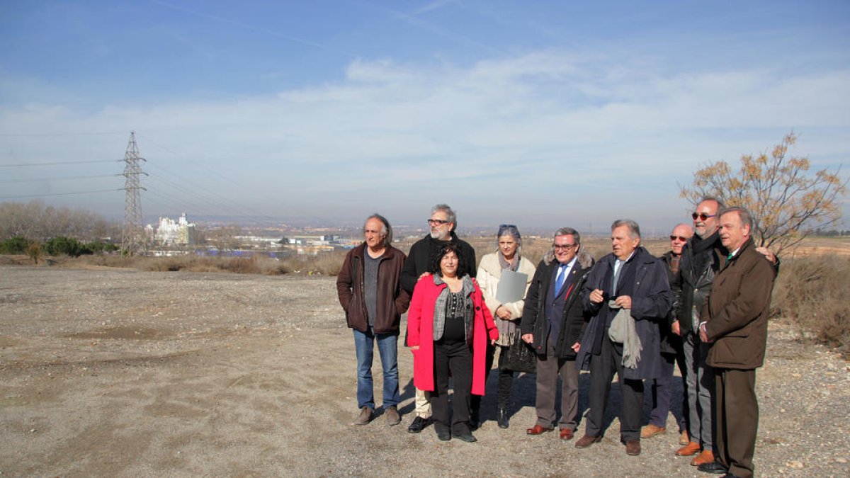 Membres de Shalom i de la Paeria, ahir, als terrenys cedits.