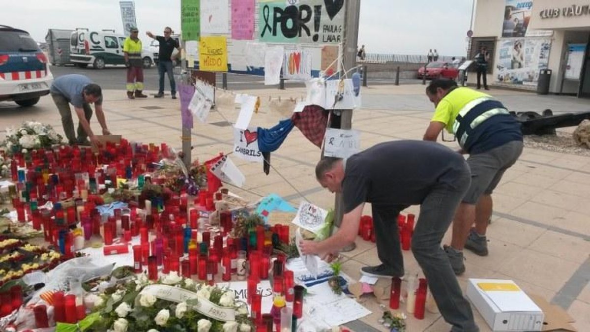 Cambrils retira las ofrendas ciudadanas depositadas ante el Club Náutico