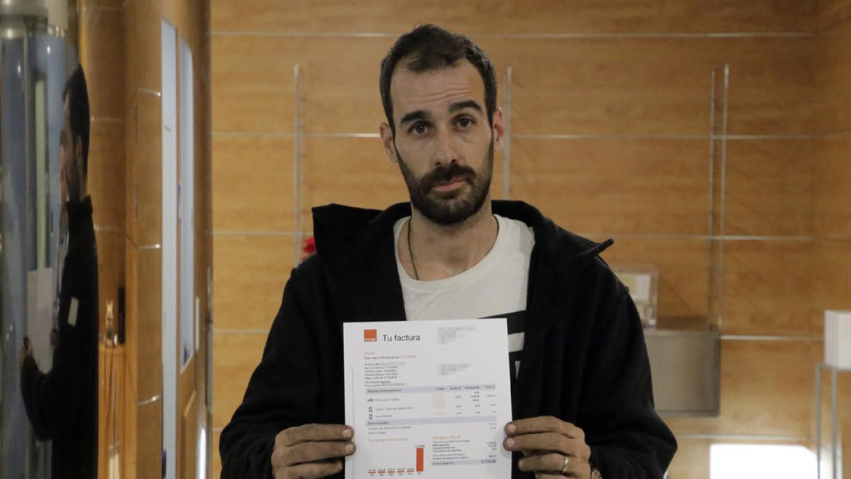 Josep Barbero con la factura que le llegó por el ‘roaming’.