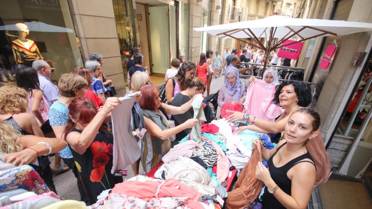 Molta gent però poques compres en el primer dia del Mercat de les Rebaixes de l'Eix Comercial