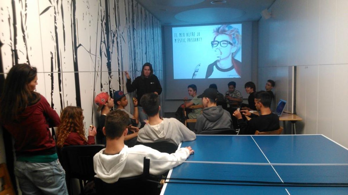 Imatge d’arxiu d’una activitat a l’Espai Jove.