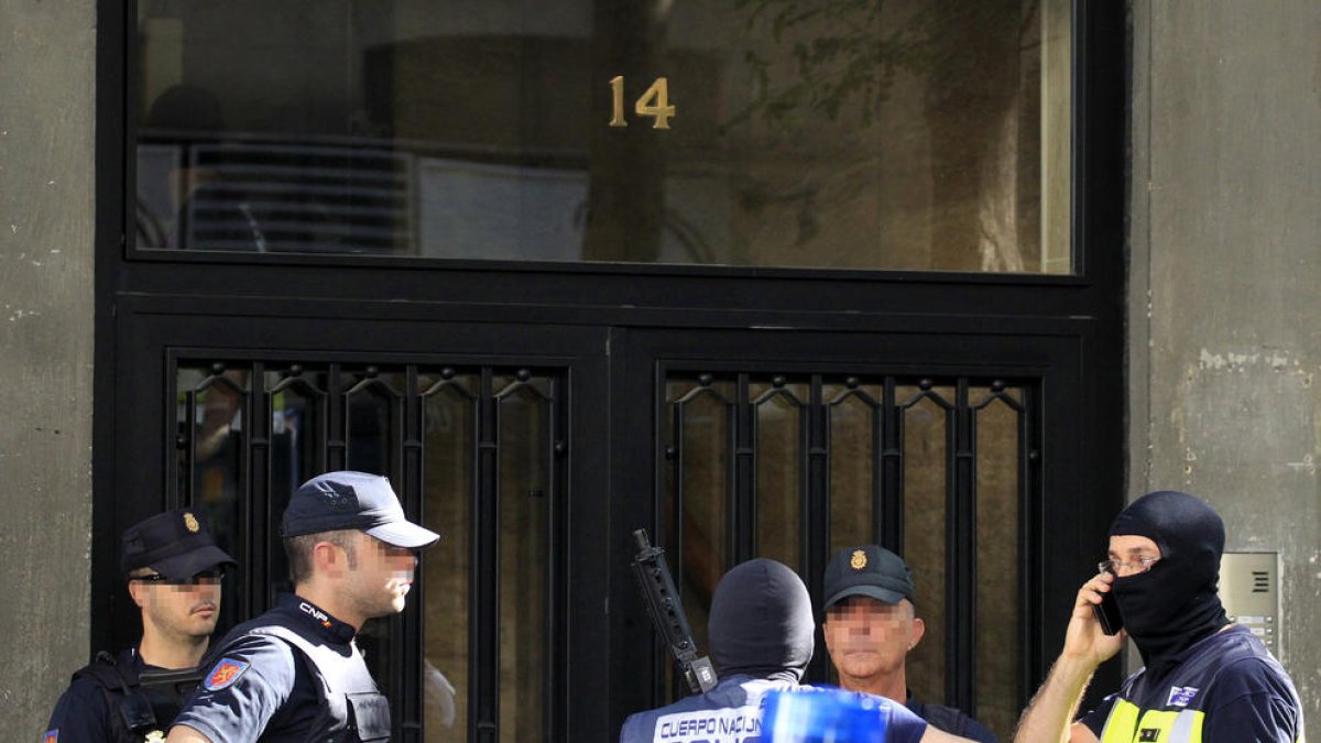 La Policía Nacional a las puertas de la casa del arrestado en Madrid.