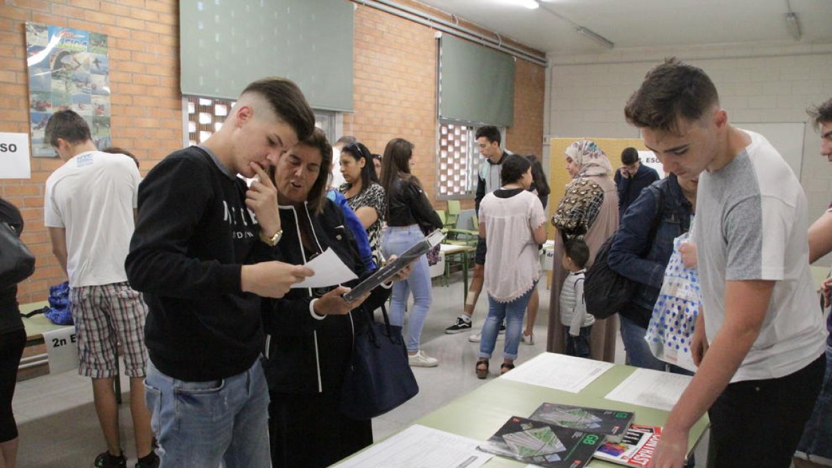 Las familias consultan en un listado preparado por el Ampa si los libros sirven para el próximo curso.