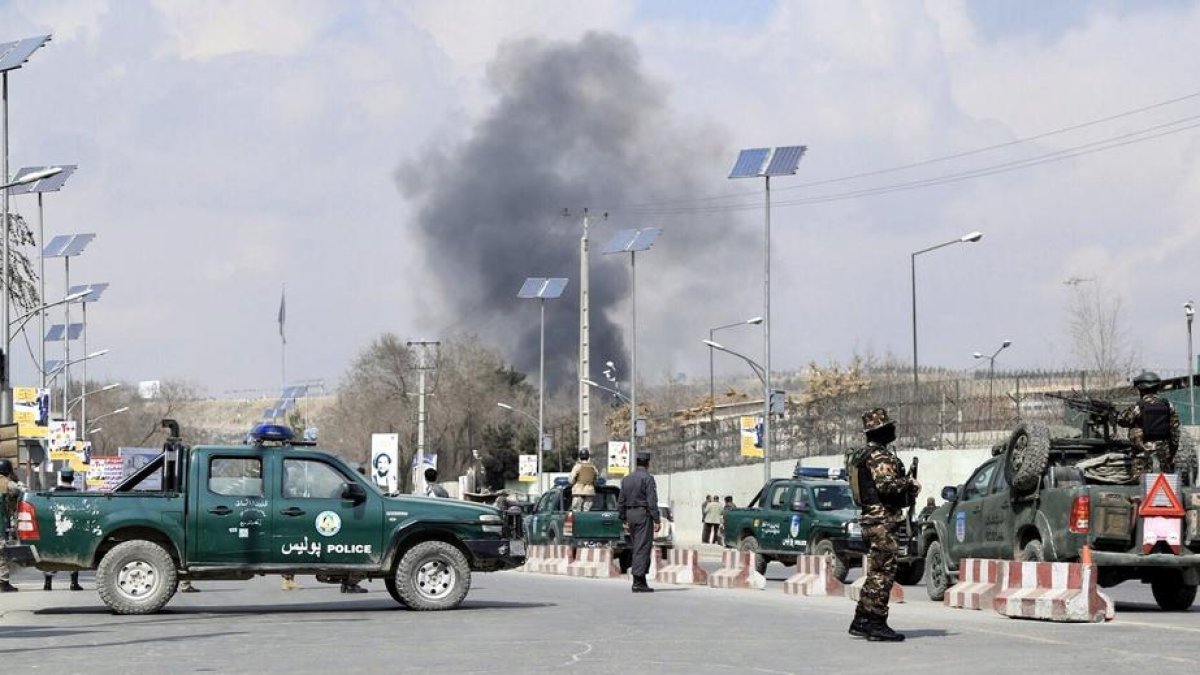 Membres de les Forces de Seguretat de l’Afganistan vigilen als voltants de l’hospital atacat.