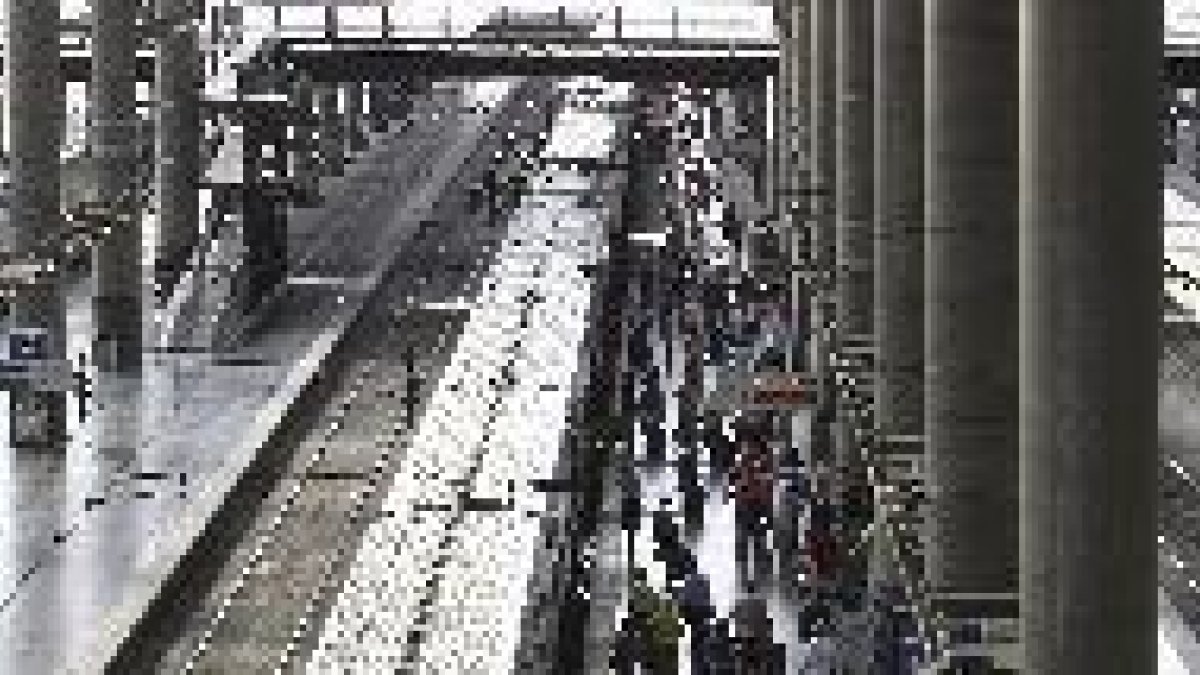 Los trabajadores de servicios a bordo de Renfe vuelven hoy a la huelga
