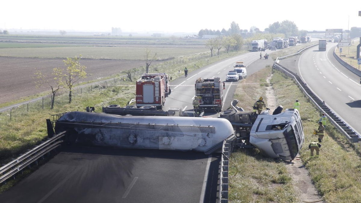 El accidente de un camión corta la A-2 en Sidamon durante 6 horas