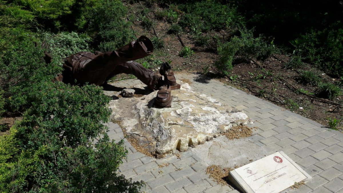 L'estàtua de Manolo Calpe, impulsor de l'#Aplec del Caragol, per terra