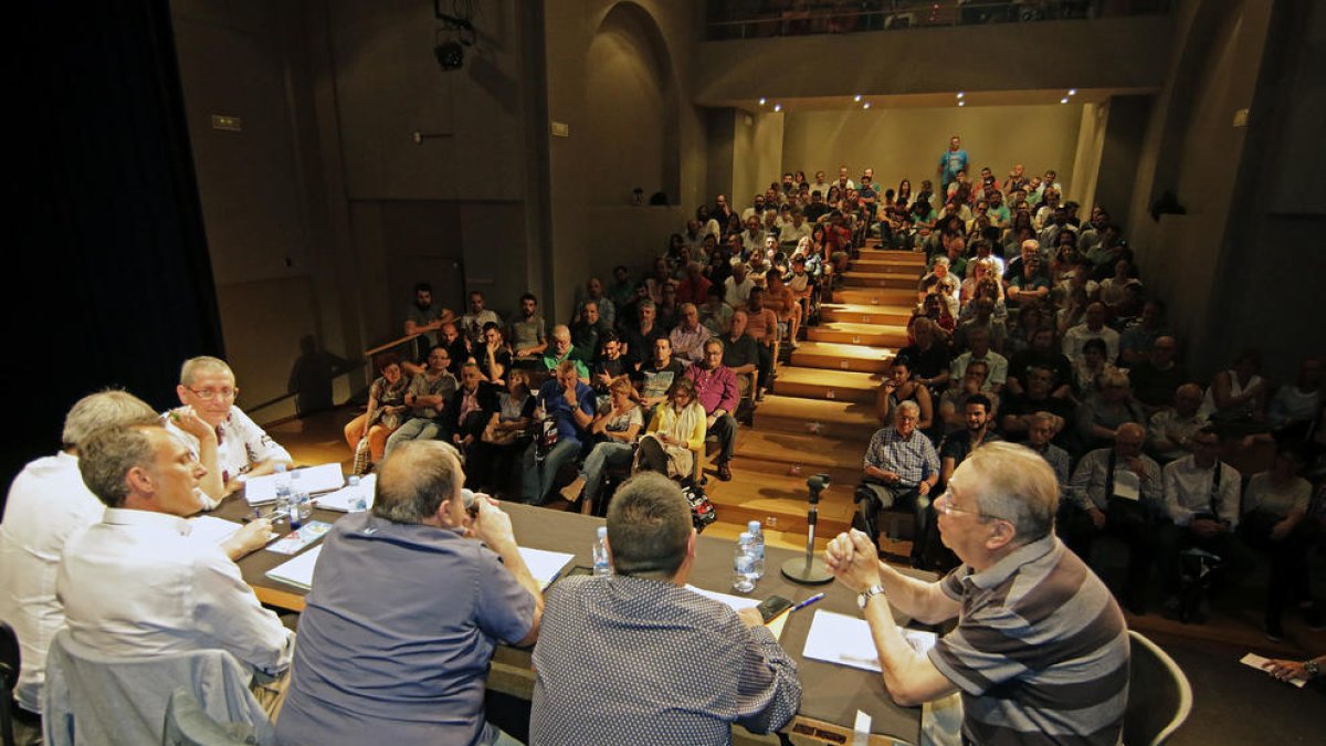 Un momento de la última asamblea de la Fecoll antes del Aplec, que se celebró anoche.