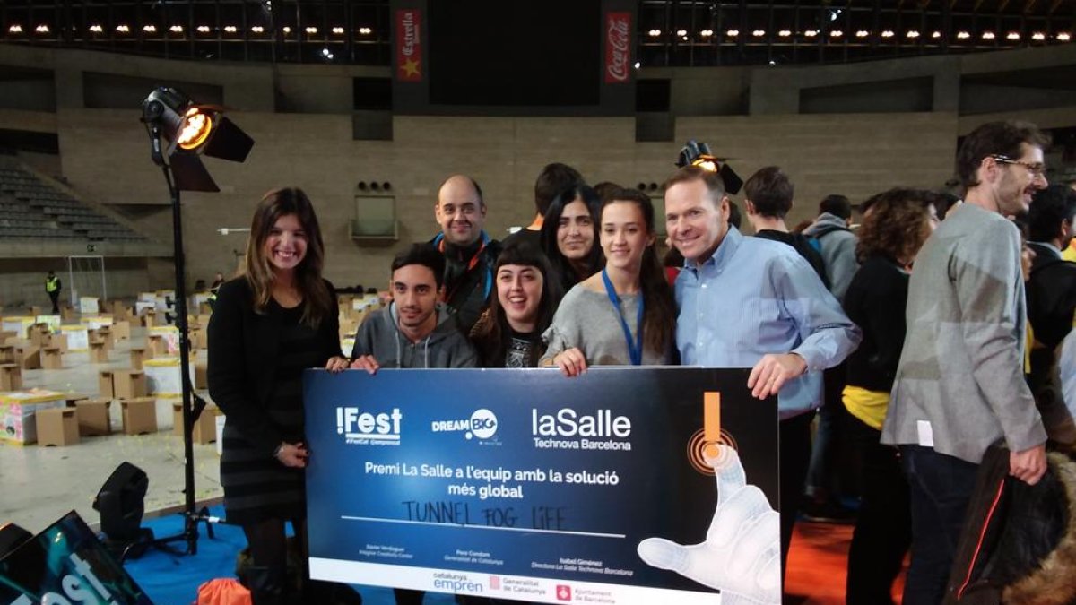 Al centre, els tres estudiants que van guanyar el premi pel seu ‘Tunnel Fog Live’.