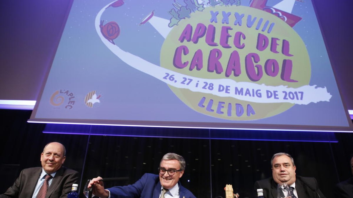 Gregori Canalias, el alcalde Àngel Ros y el presidente de la Fecoll, Xavier Pérez, ayer, durante el acto.