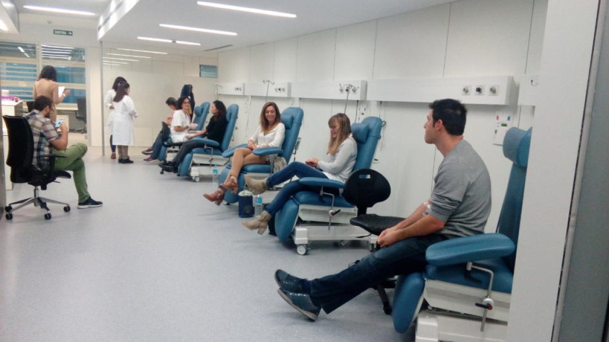 Els voluntaris de l’estudi, esperant les proves.