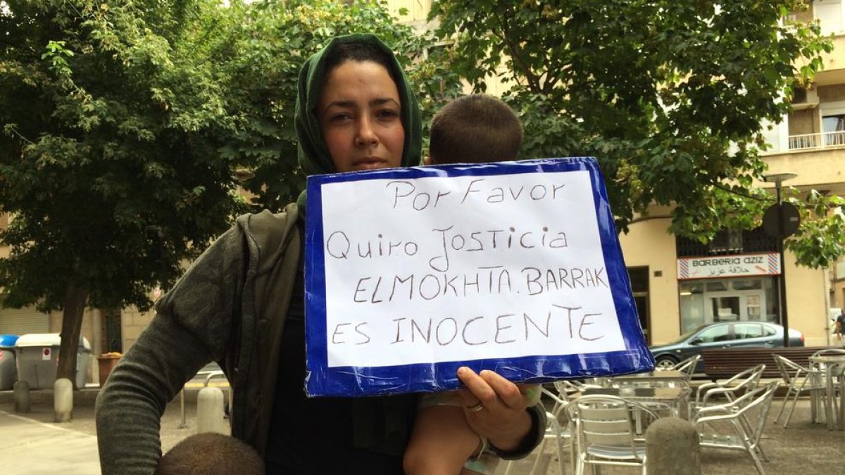 La dona del detingut amb els seus dos fills.