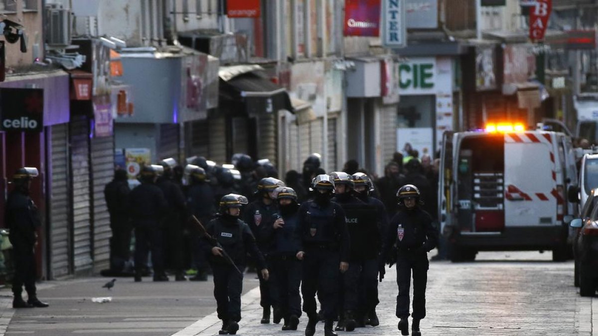 Un vehículo atropella militares del dispositivo antiterrorista francés en la periferia de París