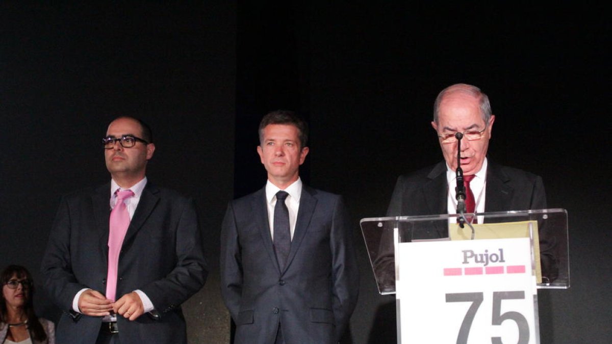 Josep María Pujol, acompañado de su sobrino Miquel, y su hijo Jordi, ayer en el aniversario.