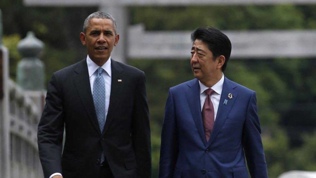 Barack Obama (i), con el primer ministro japonés, Shinzo Abe, en una imagen de archivo.