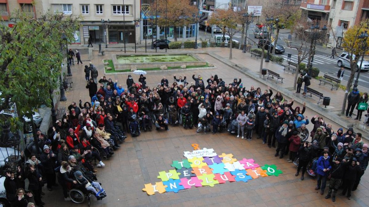 Representación de la comedia ‘Artipunt’ en el Teatre Ateneu de Tàrrega (izquierda) y acto reivindicativo en Mollerussa.