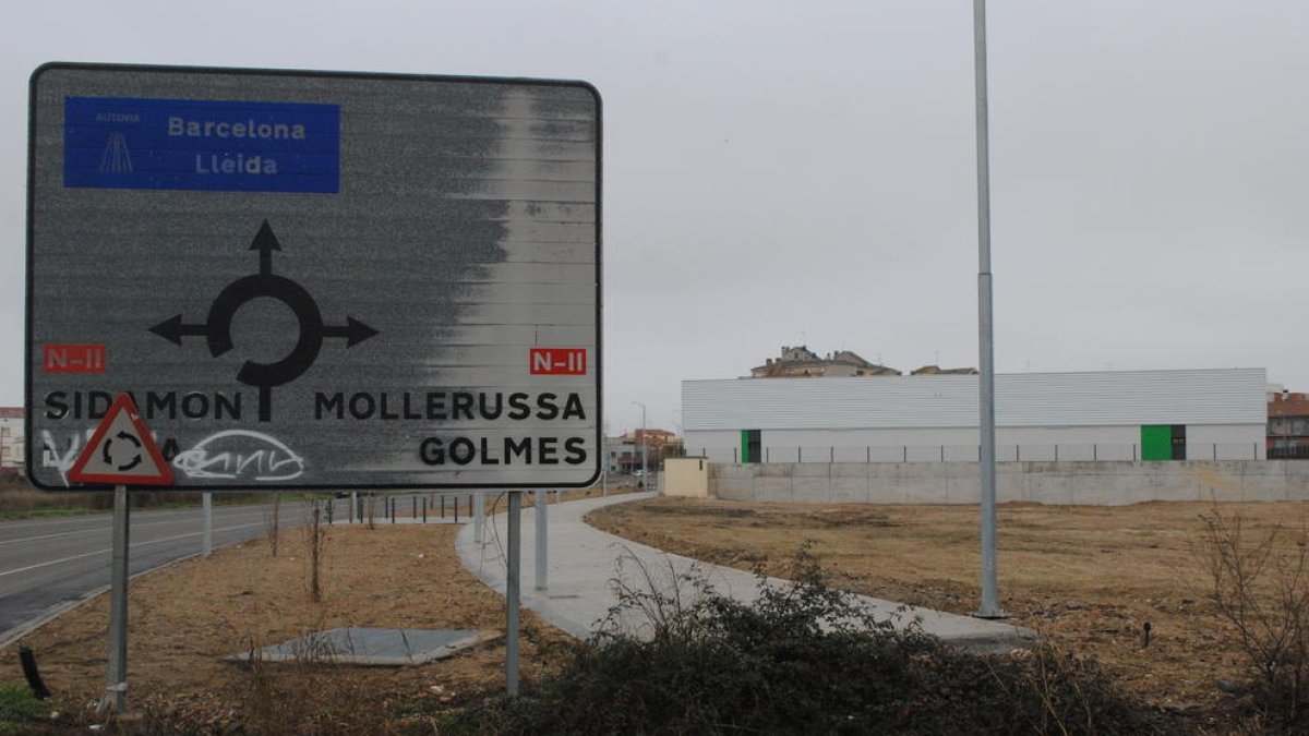 Viari sense acabar ■ El passeig per a vianants construït per la cadena de supermercats acaba aquí. La urbanització parcial del carrer també ha suposat una millora de l’enllumenat de l’espai i la instal·lació de la xarxa de sanejament i aigua potable.