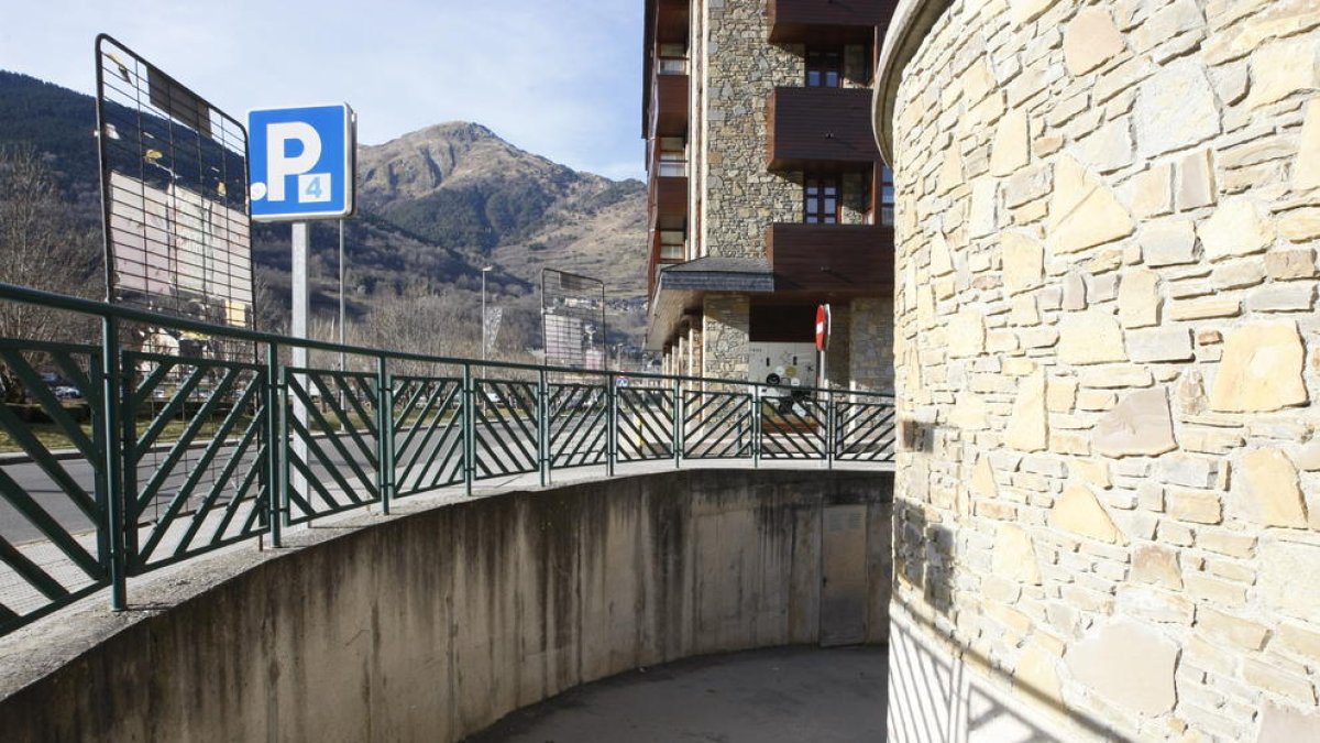 La entrada al parking próximo al Palai de Gèu de Vielha.