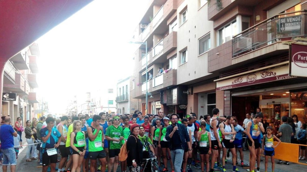 Momento de la salida de la prueba nocturna, que se celebró en Mollerussa.