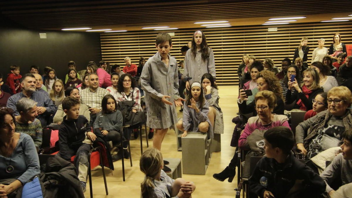 La compañía La Inestable 12 sorprendió al público en el Espai Orfeó.