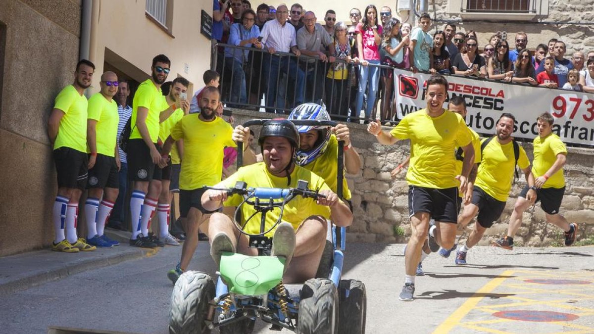 Deu andròmines van recórrer els carrers del nucli històric fins al Reguer durant el matí.