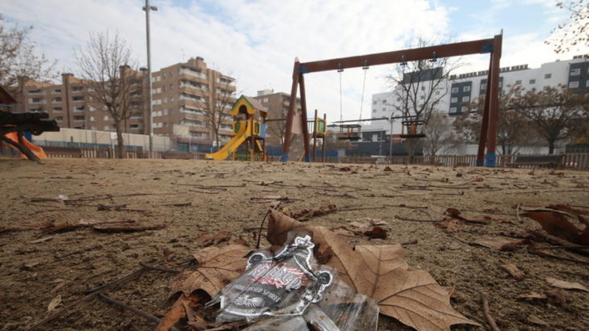 Imagen de archivo de restos de “botellón” en un parque de Lleida.