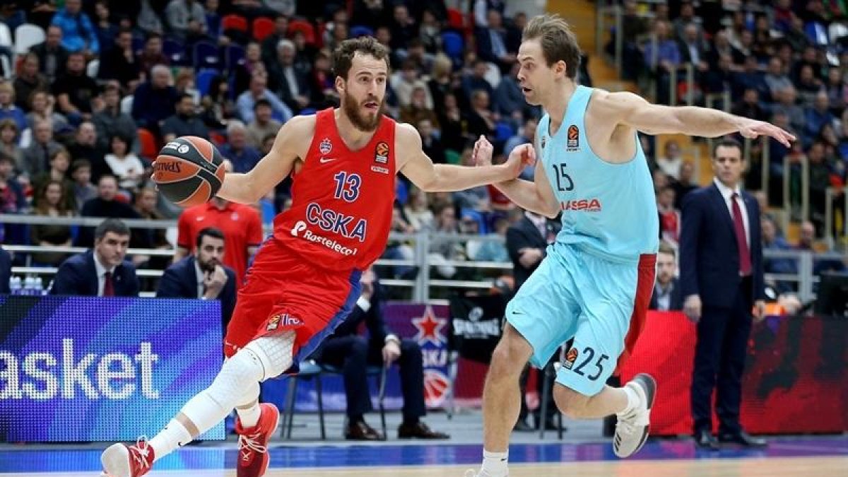 Sergio Rodríguez conduce el balón ante el azulgrana Koponen.