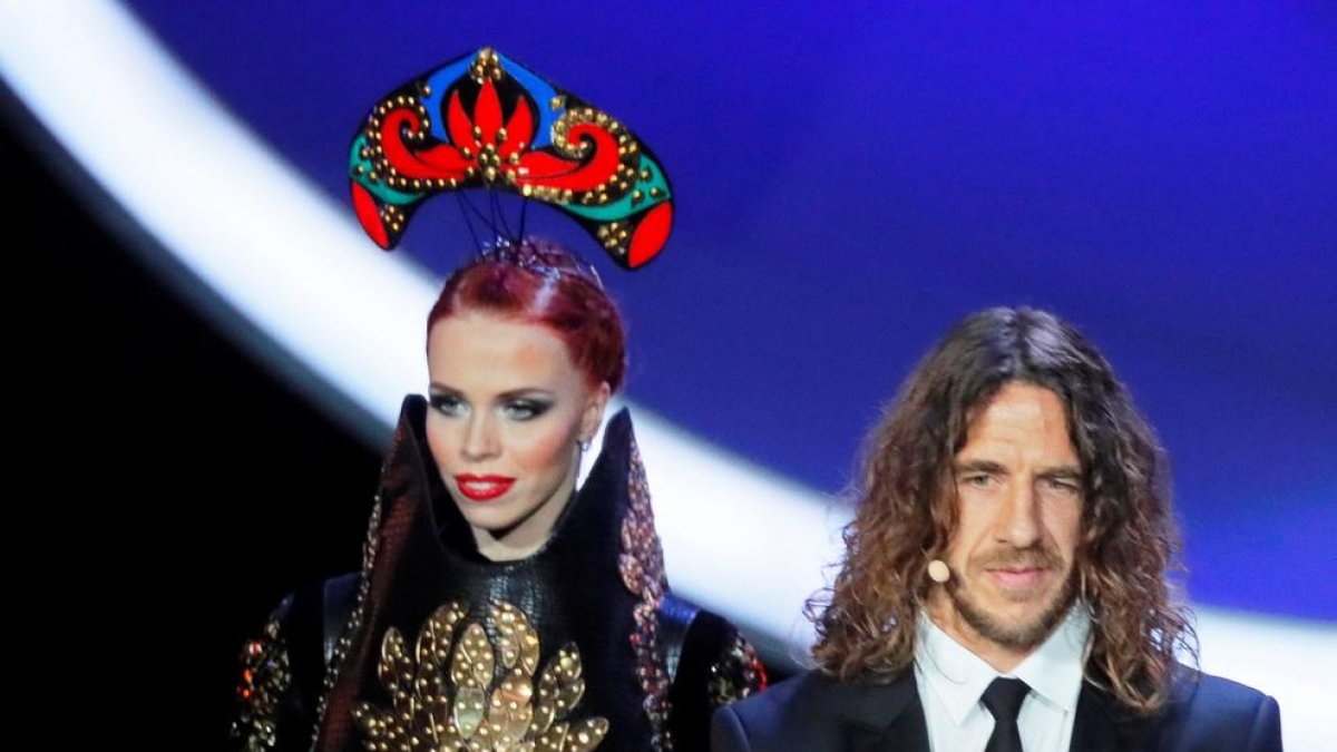 Carles Puyol va participar en el sorteig extraient boles.