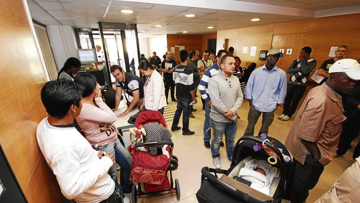 Imagen de archivo de personas esperando a ser atendidas en el Registro Civil de Lleida.