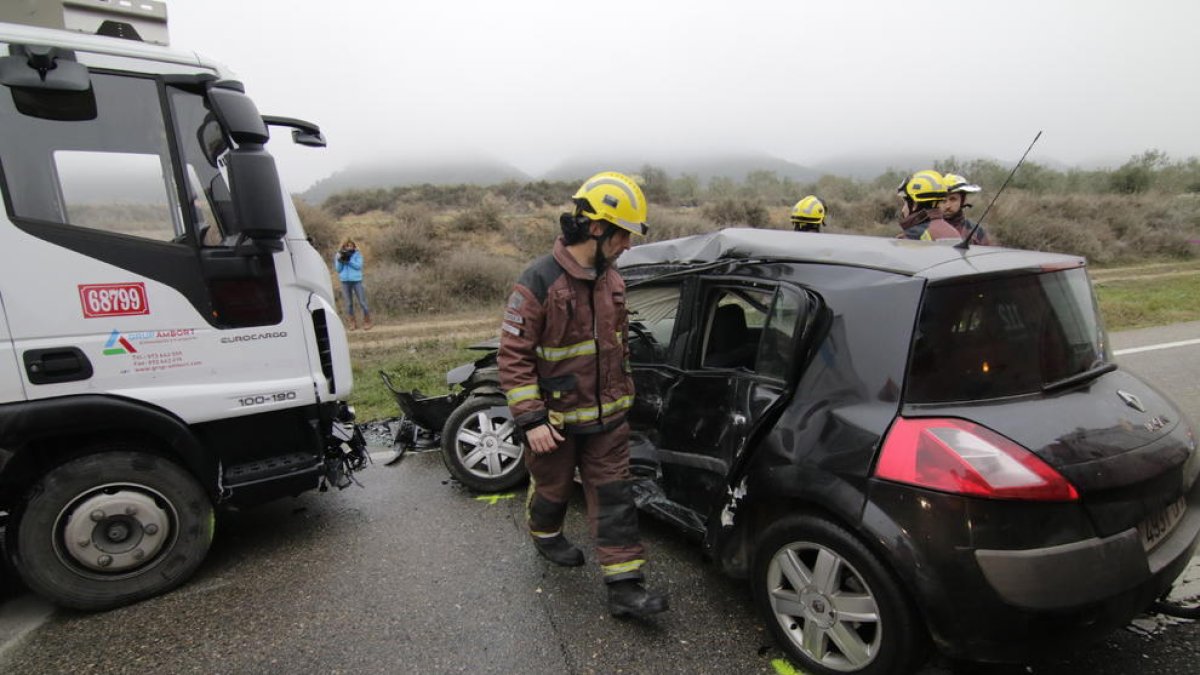 Els Bombers de la Generalitat ahir al lloc de l’accident a la C-26 a Algerri.