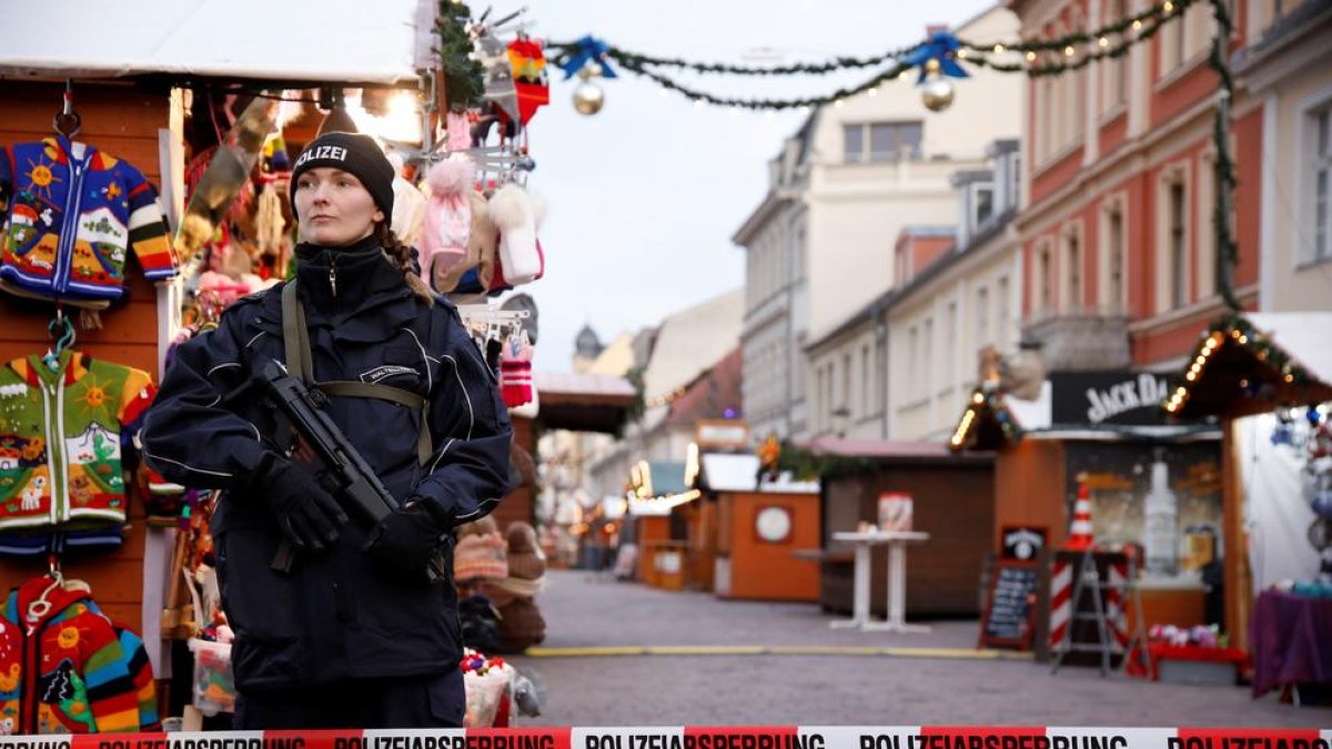 La Policía monta guardia en el mercado navideño de Postdam.